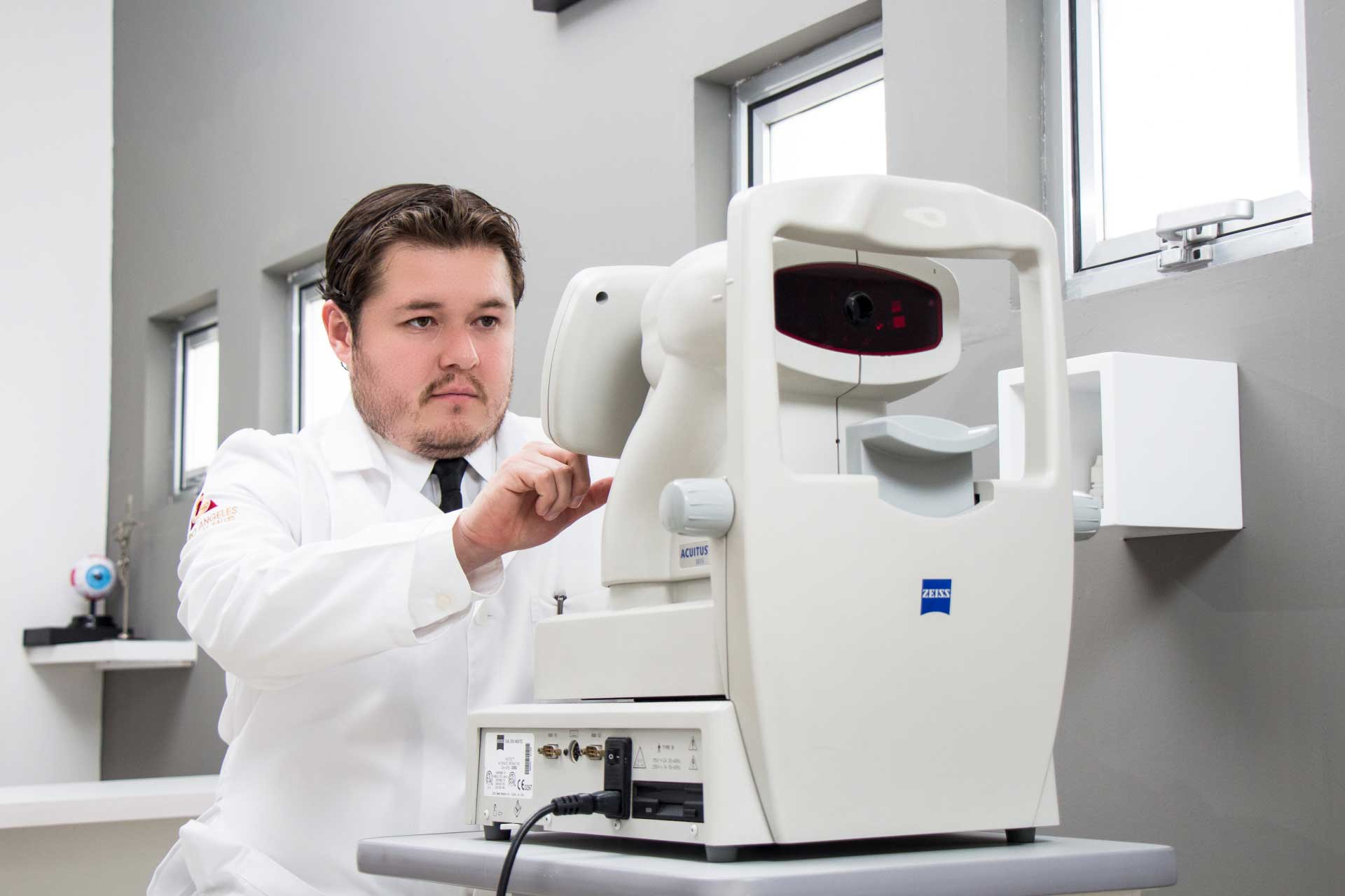 Oftalmólogo Dr. Francisco Alain Matabuena durante estudio ocular con tecnología avanzada. Atención especializada en Querétaro y Celaya